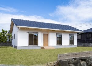 【平屋・コンパクト住宅が人気急上昇中】なぜ今“ちょうどいい家”が選ばれる？建築費・光熱費・固定資産税を抑えながら快適に暮らせる最新トレンドを徹底解説｜子育て世帯・シニア・移住・二拠点生活に支持される理由、間取りのポイント、資産価値が落ちにくい特徴、将来売却時に有利な物件条件まで網羅｜地方・郊外・リゾートエリアで失敗しない住宅購入と不動産選びの完全ガイド